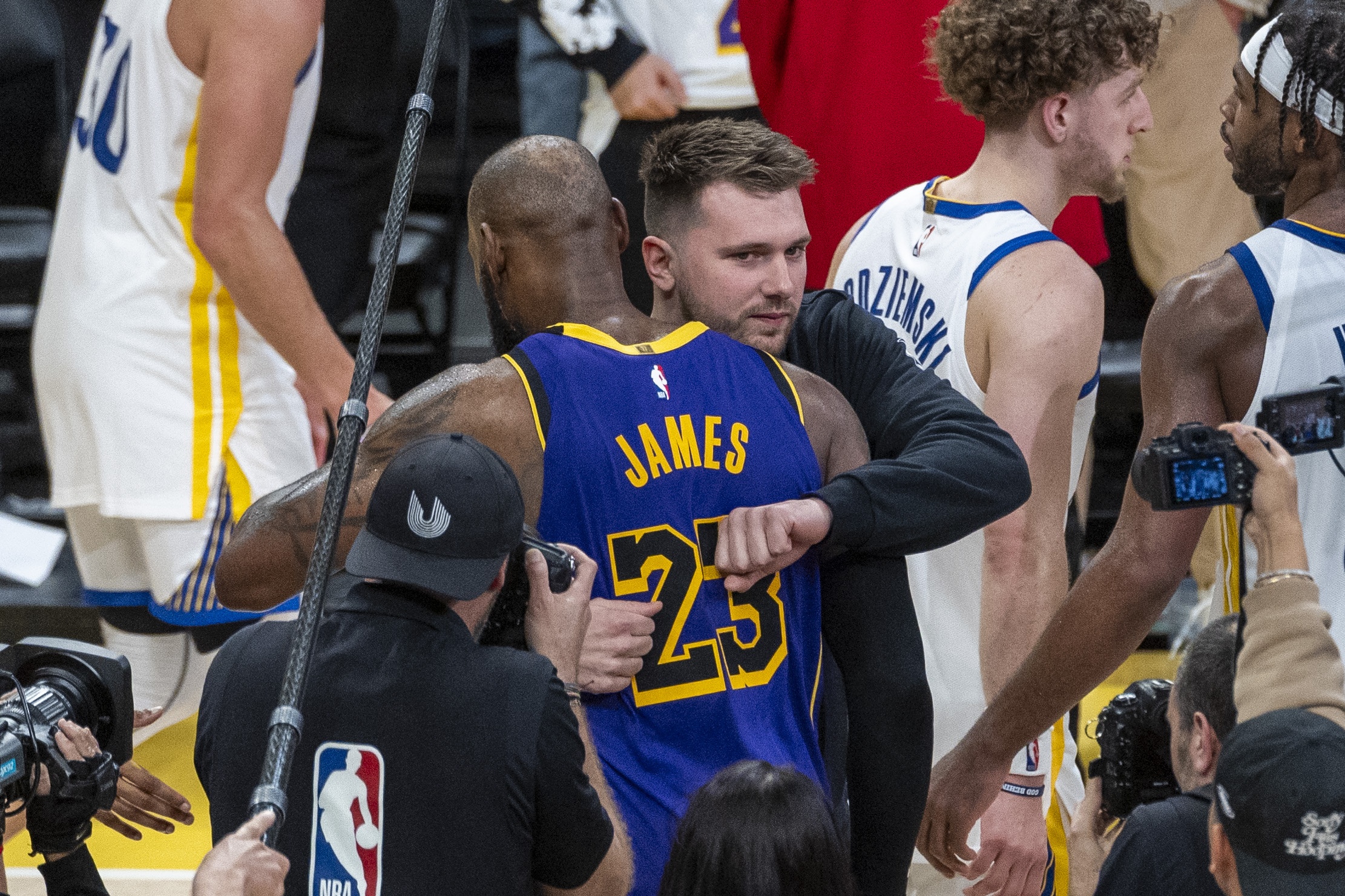 NBA早报:火箭五连败,巴特勒首秀勇士擒公牛,约基奇三节三双 NBA早报:火箭五连败,巴特勒首秀勇士擒公牛,约基奇三节三双