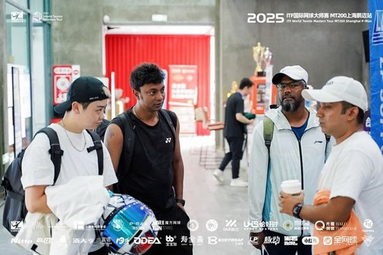 间歇期玩票网球赛 斯卢茨基首轮出局 球迷高呼申花是冠军