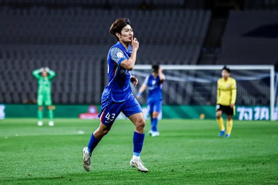 申花蓉城均4-0大胜 争冠竞争继续白热化