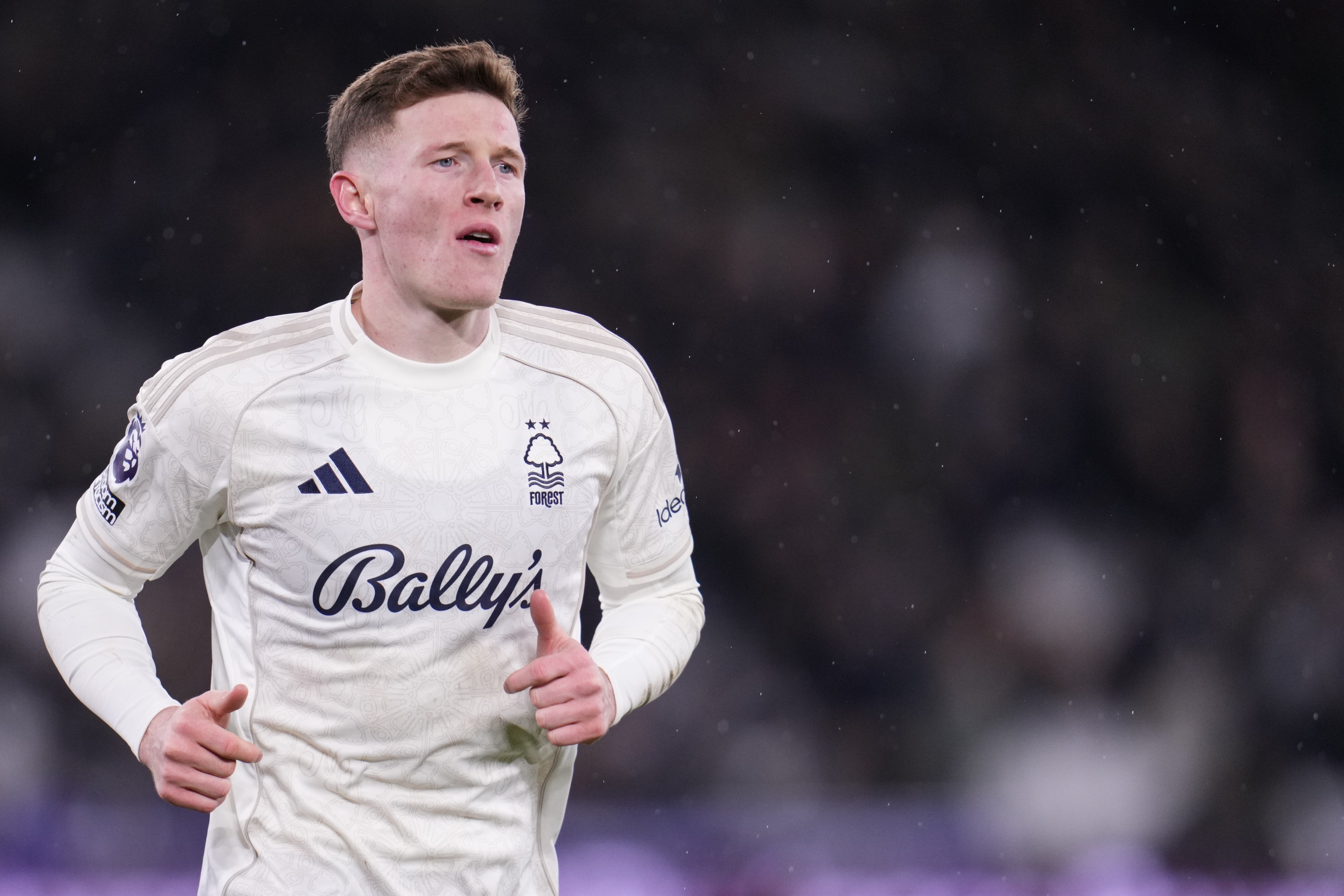 曼城首份报价遭拒,追逐森林中场安德森持续推进