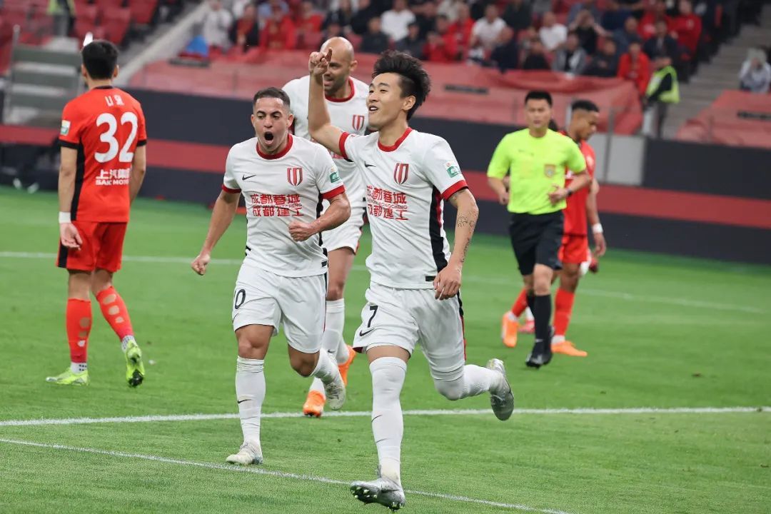 蓉城客场3-1破海港不败金身 近5战4胜升至中超次席 蓉城客场3-1破海港不败金身 近5战4胜升至中超次席