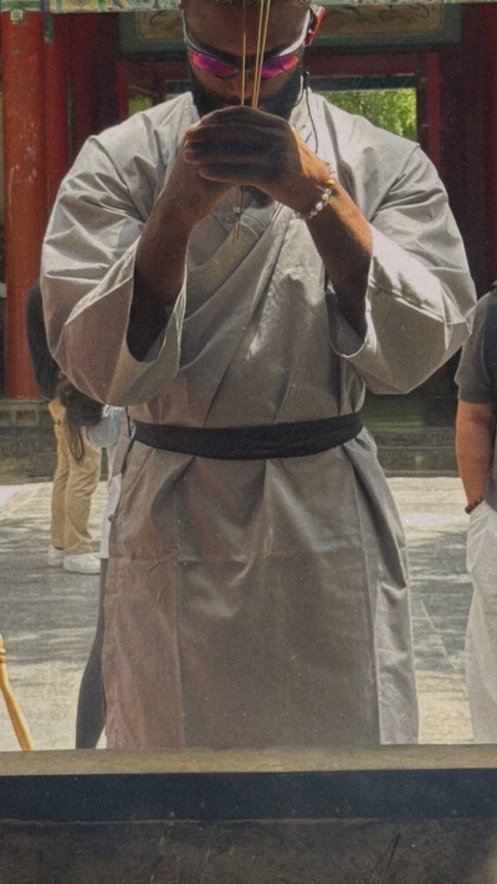 杰伦·布朗少林寺“进修”，绿军社媒调侃甲亢哥同款