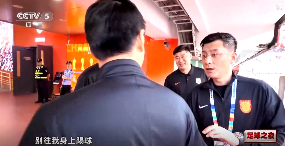 马宁调侃韩鹏王大雷:别往我身上踢,练身体 马宁调侃韩鹏王大雷:别往我身上踢,练身体