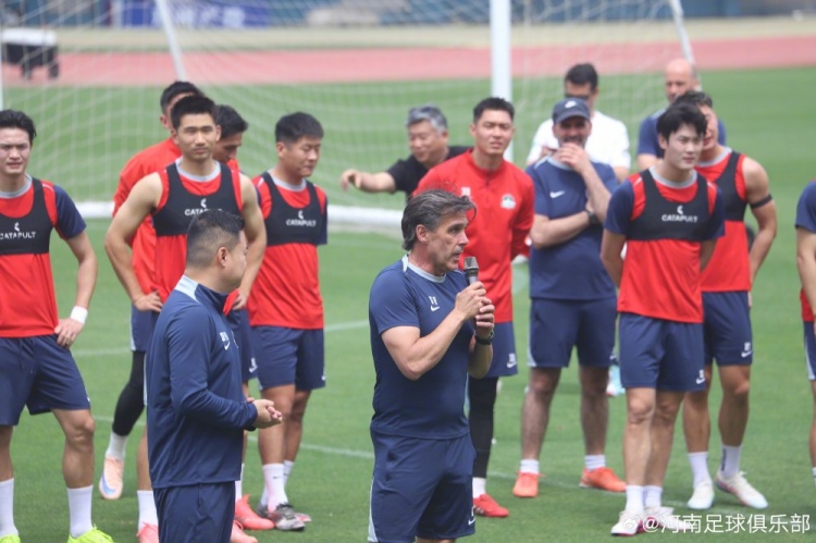 河南队间歇期开放日：数百球迷烈日观训 球员主动签名合影
