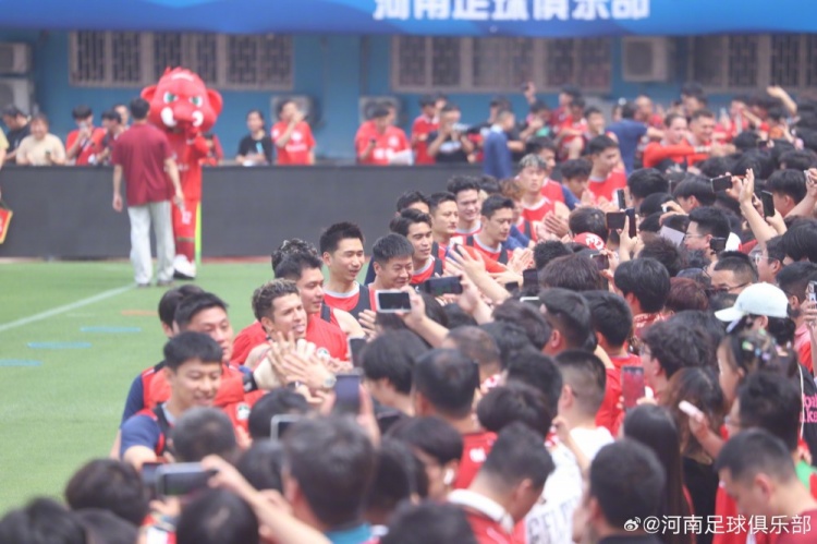 河南队间歇期开放日：数百球迷烈日观训 球员主动签名合影