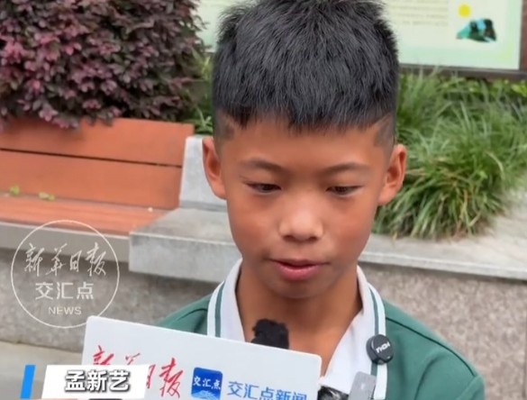 孟新艺点杀定冠后空翻庆祝 U12小世界杯中国队捧杯 孟新艺点杀定冠后空翻庆祝 U12小世界杯中国队捧杯