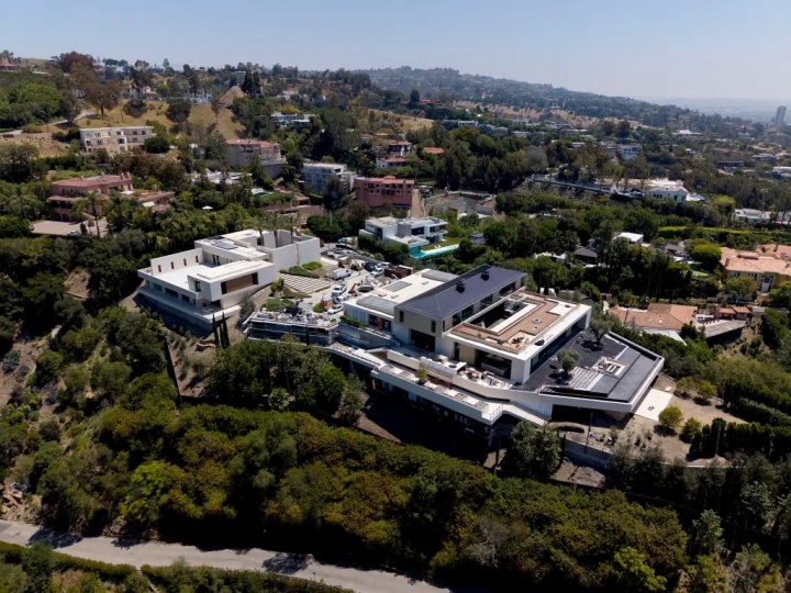 詹姆斯比弗利山庄豪宅进入收尾 两座独立建筑总面积超7700平方英尺 詹姆斯比弗利山庄豪宅进入收尾 两座独立建筑总面积超7700平方英尺