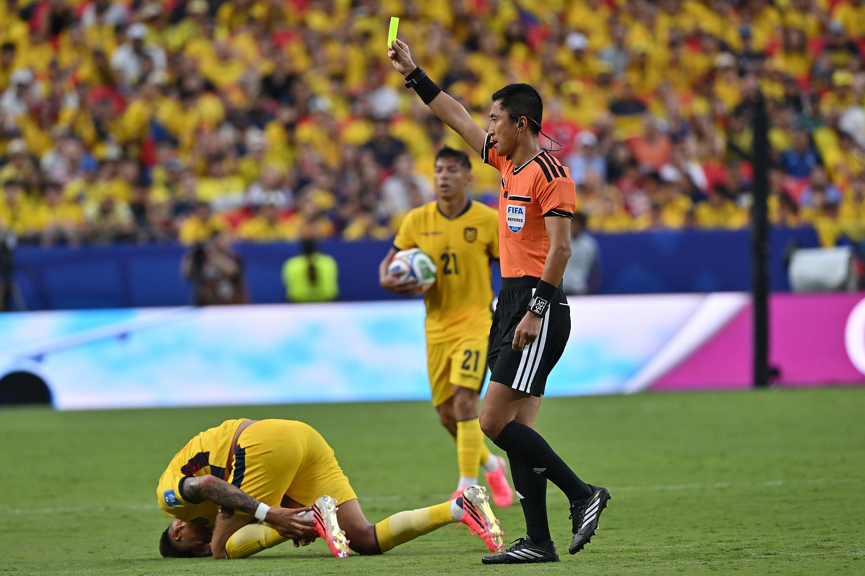 马宁世界杯主裁首秀获FIFA认可：6黄牌控场 尺度统一