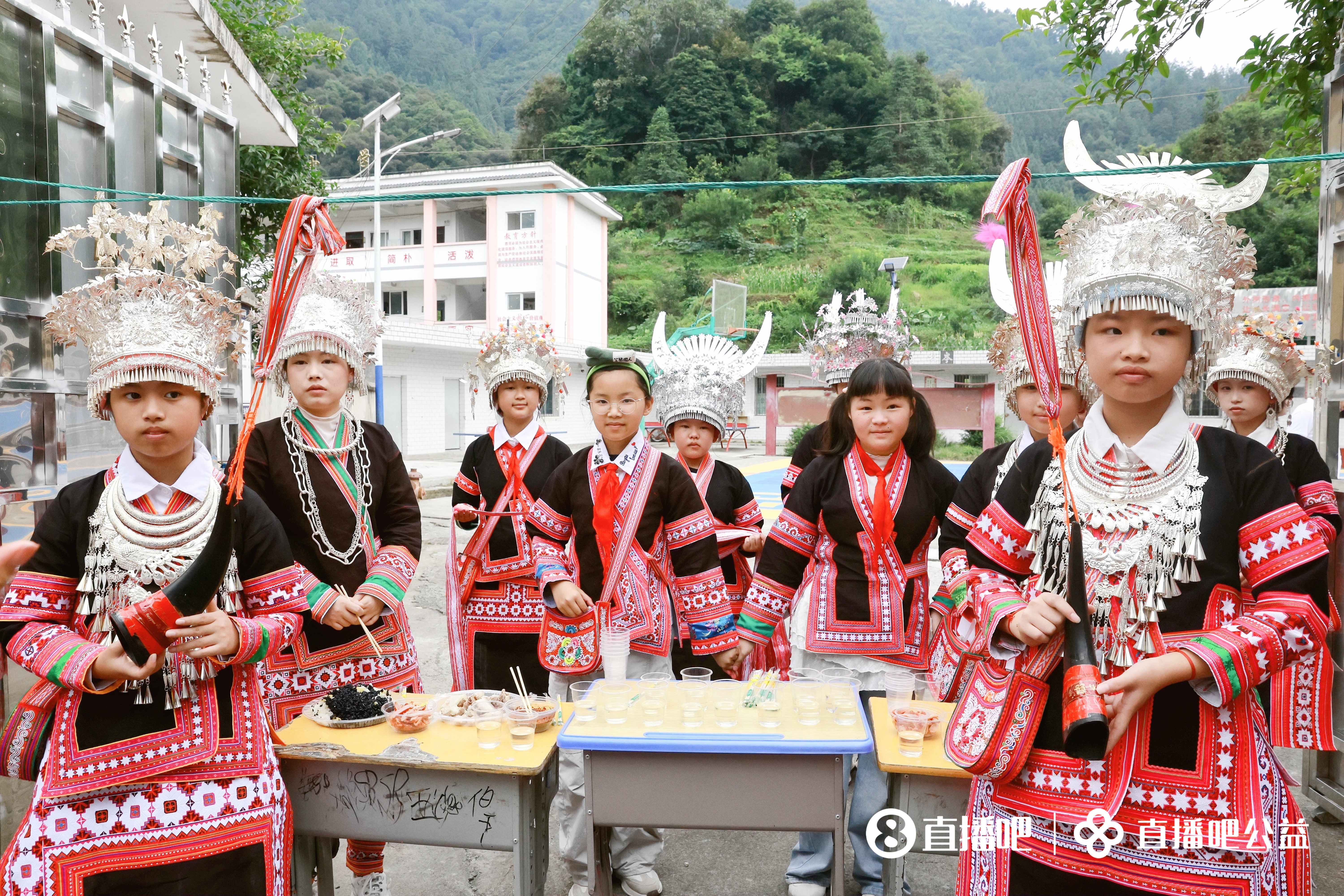 贵州大山里水泥地变草坪 岑最小学公益足球场落成