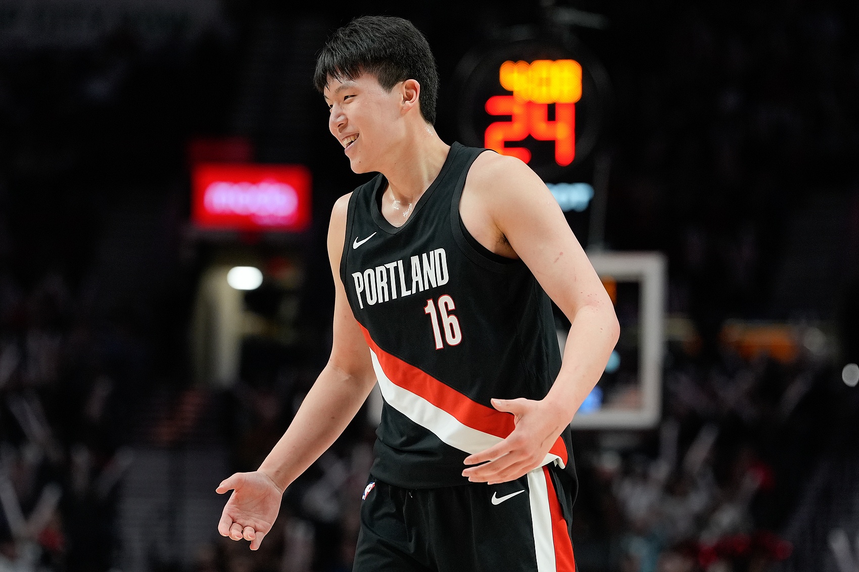 杨瀚森8中7砍18+10 夏联主帅:多触球才能看到他的天赋 杨瀚森8中7砍18+10 夏联主帅:多触球才能看到他的天赋
