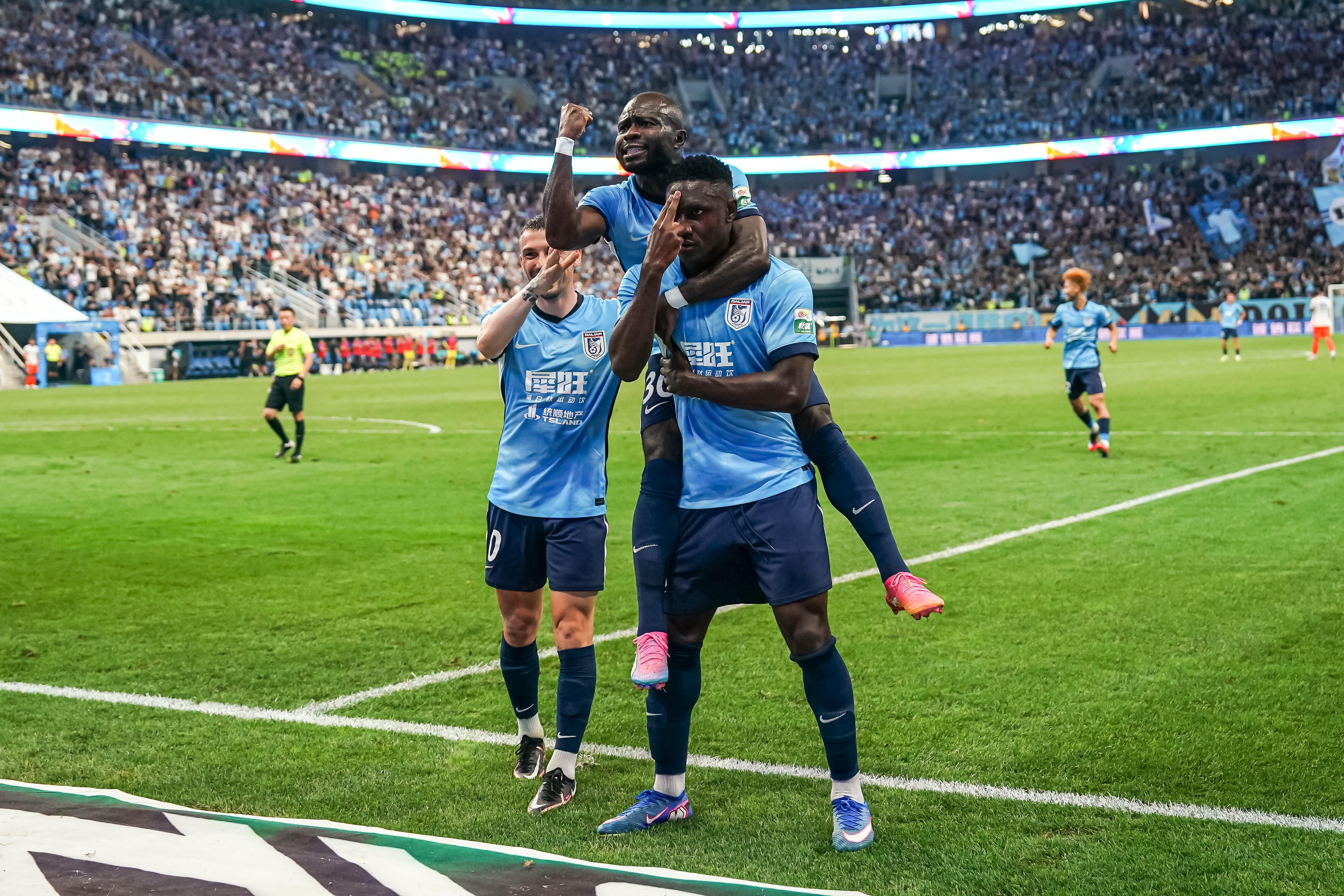 三连杀!大连英博3-1山东泰山创队史纪录 三连杀!大连英博3-1山东泰山创队史纪录