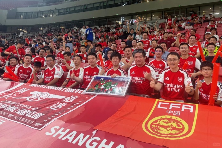 上海阿森纳球迷会赠U17 Q版恐龙画 揭幕战2-3负中国U17