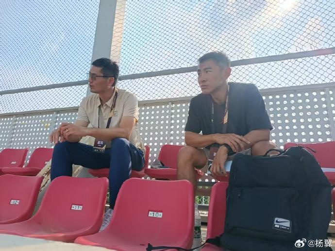 邵佳一连续两日现身明日之星 于汉超同场观战U17国足 邵佳一连续两日现身明日之星 于汉超同场观战U17国足