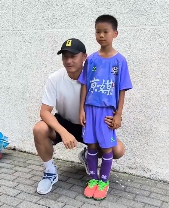 傅明结束世界杯执法任务后现身百队杯,蹲身与小球员交流合影