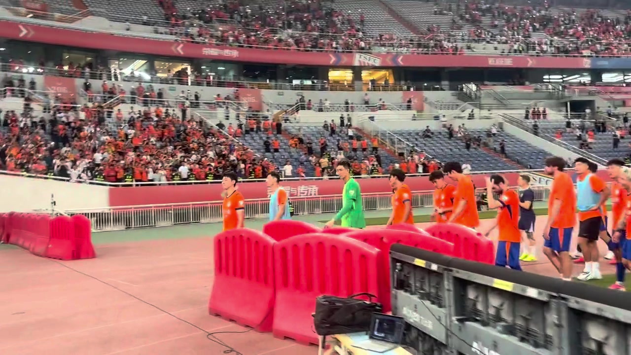 泰山队谢场球迷高喊唐田加油 克雷桑互动we are one