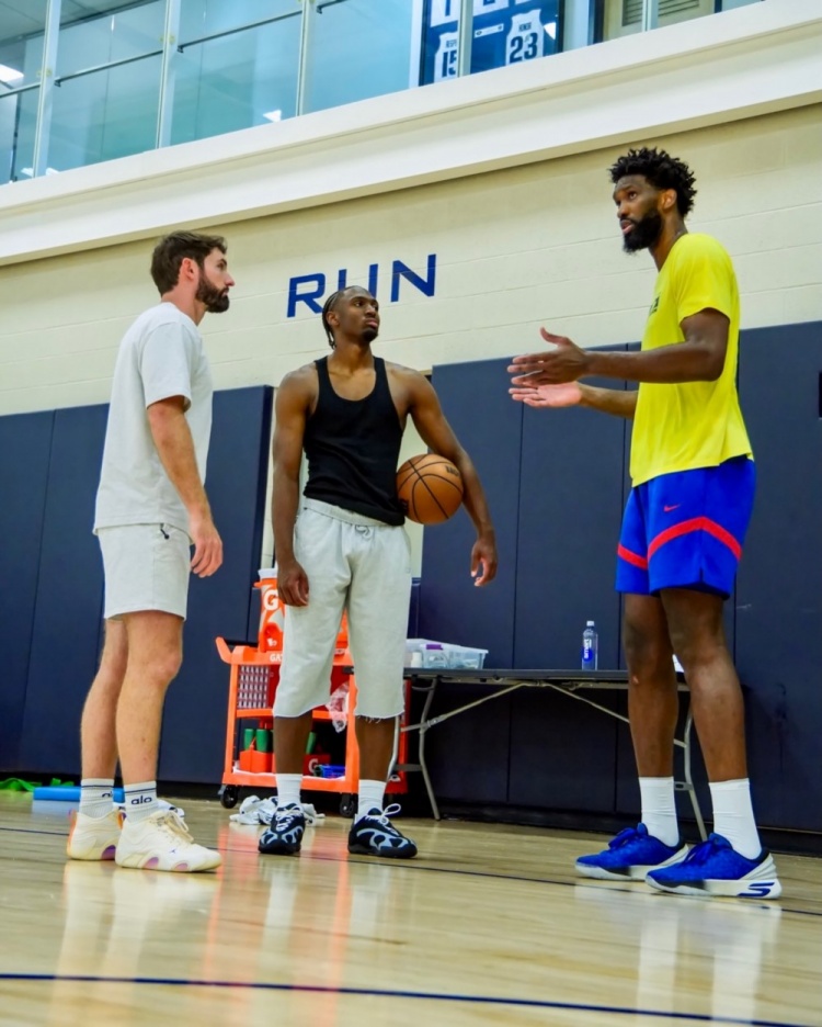 恩比德减重照曝光 训练师晒76人双核夏训合练