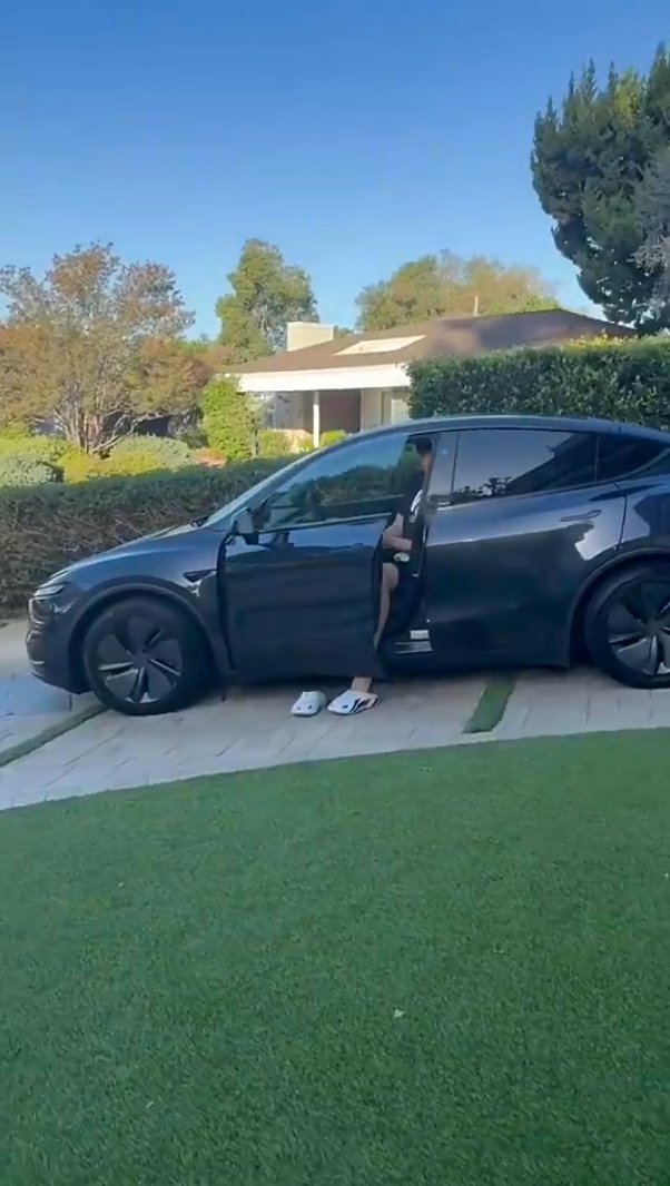 杨瀚森美国代步车换新 二手宝马X5变特斯拉Model Y 杨瀚森美国代步车换新 二手宝马X5变特斯拉Model Y