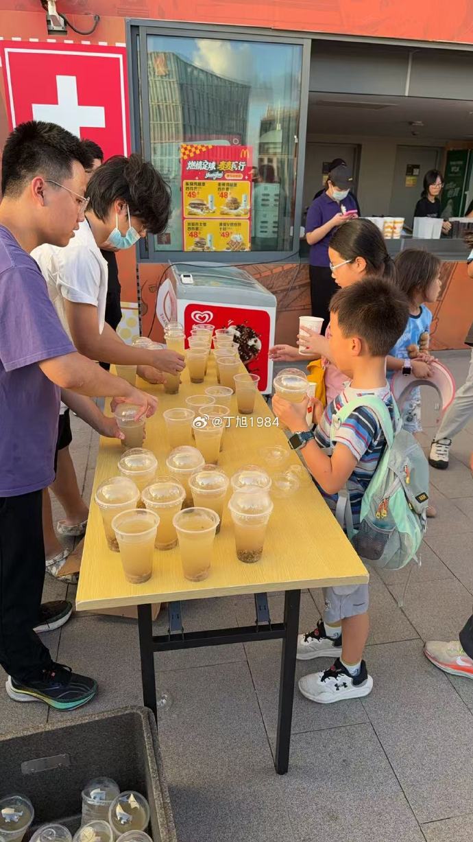 上汽浦东足球场客队区:海港俱乐部为大连球迷免费供应绿豆汤 上汽浦东足球场客队区:海港俱乐部为大连球迷免费供应绿豆汤