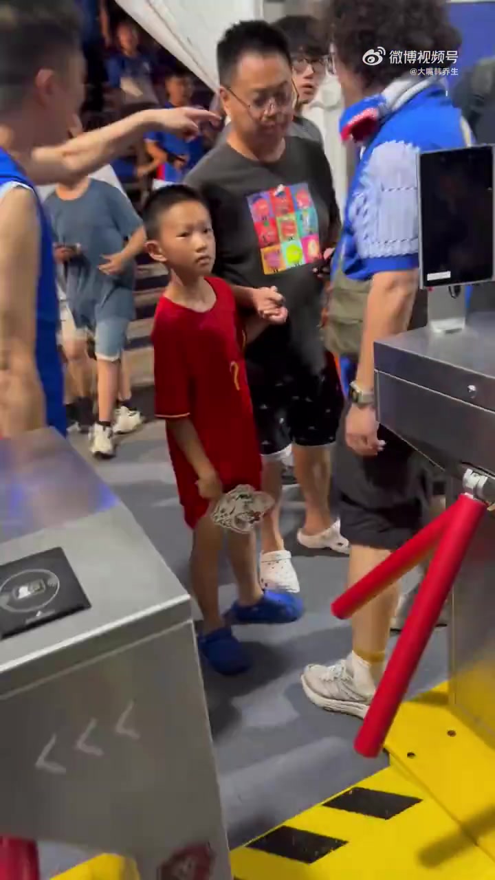 球迷辱骂男童父亲遭通报批评!申花声明:完全接受,呼吁理性呐喊 球迷辱骂男童父亲遭通报批评!申花声明:完全接受,呼吁理性呐喊