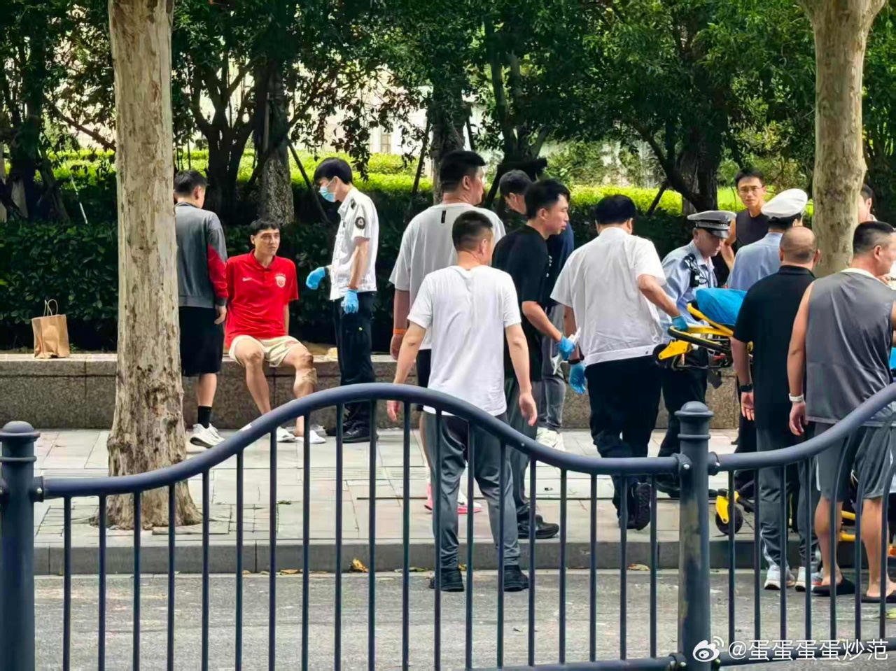 倒霉!海港俱乐部证实,吾米提江就是被4S店员工试驾撞伤的行人 倒霉!海港俱乐部证实,吾米提江就是被4S店员工试驾撞伤的行人
