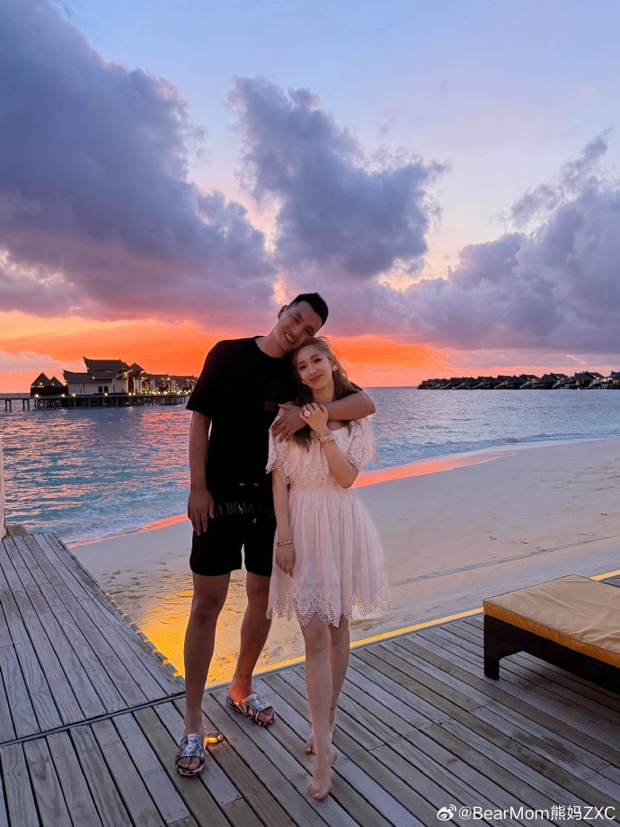 翟晓川妻子晒全家马尔代夫度假照：赴十年之约 变黑哪有快乐重要