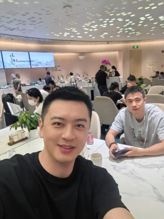 杨鸣晒与赵继伟的合照:机场偶遇中国男篮队长 小伙边线球发不错 杨鸣晒与赵继伟的合照:机场偶遇中国男篮队长 小伙边线球发不错