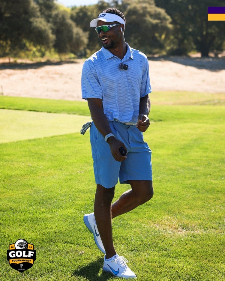 又搞团建！湖人官方晒布朗尼和一众新援打高尔夫的照片