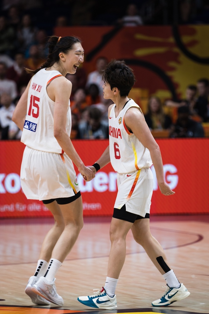 解说:中国女篮赢得太难 好在有韩旭和杨舒予 可现在也只有她俩 解说:中国女篮赢得太难 好在有韩旭和杨舒予 可现在也只有她俩