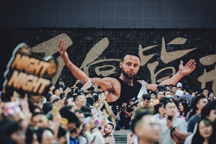 1990块拼图组成的巨幅画像!库里在李宁园区收到了特别的礼物 1990块拼图组成的巨幅画像!库里在李宁园区收到了特别的礼物