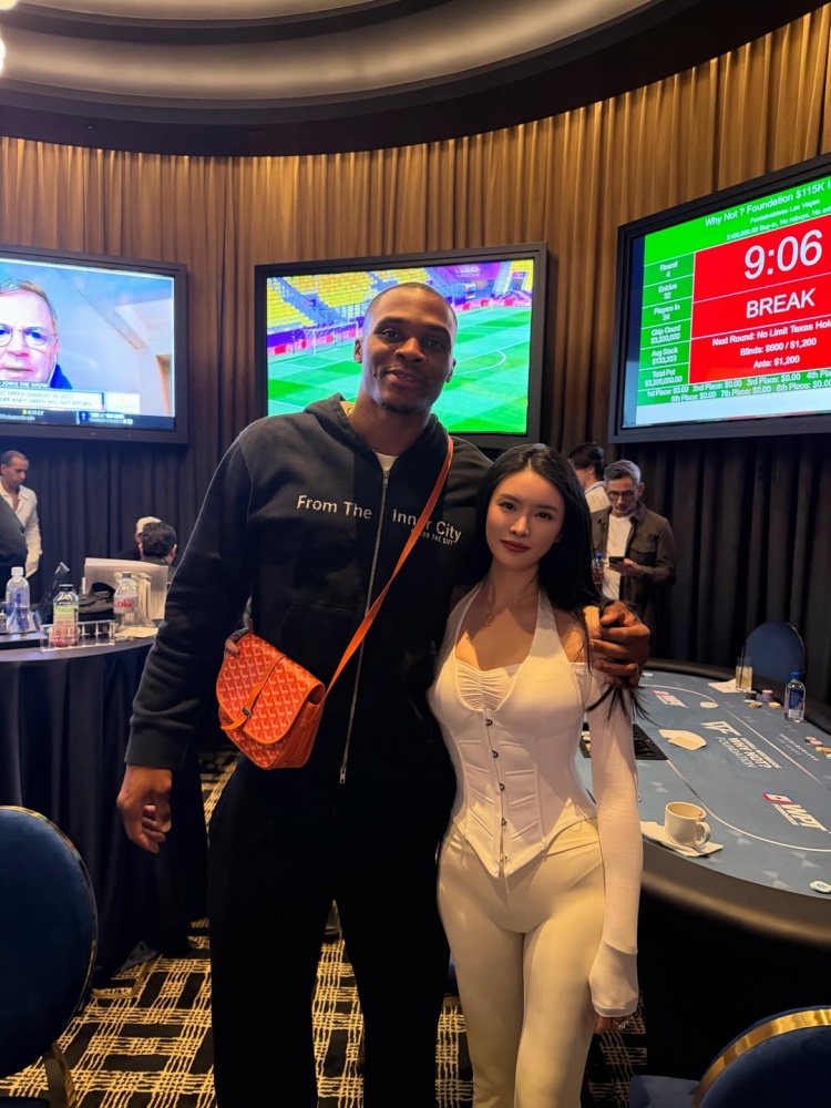 只顾看她了!德扑美女牌手All In姐参加威少基金会扑克之夜! 只顾看她了!德扑美女牌手All In姐参加威少基金会扑克之夜!